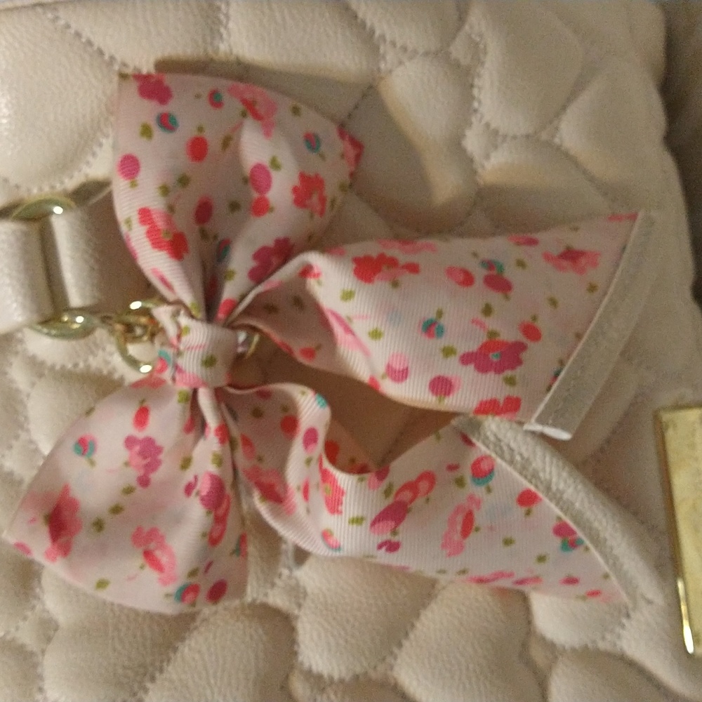 Betsey Johnson Cream Heart Puffed Purse With Pink Bow - Picture 2 of 10
